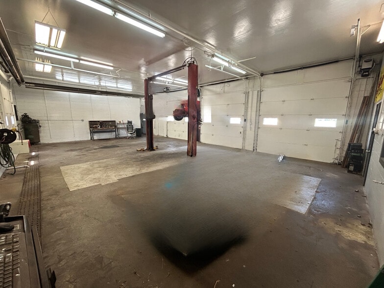 More Photos Of 301 S Chestnut St, Le Roy Auto Repair For Sale