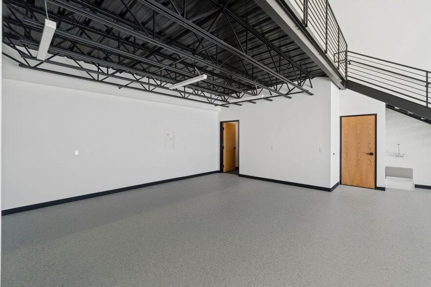 More Photos Of 7700 Broadway Ext, Oklahoma City Light Distribution For Sale