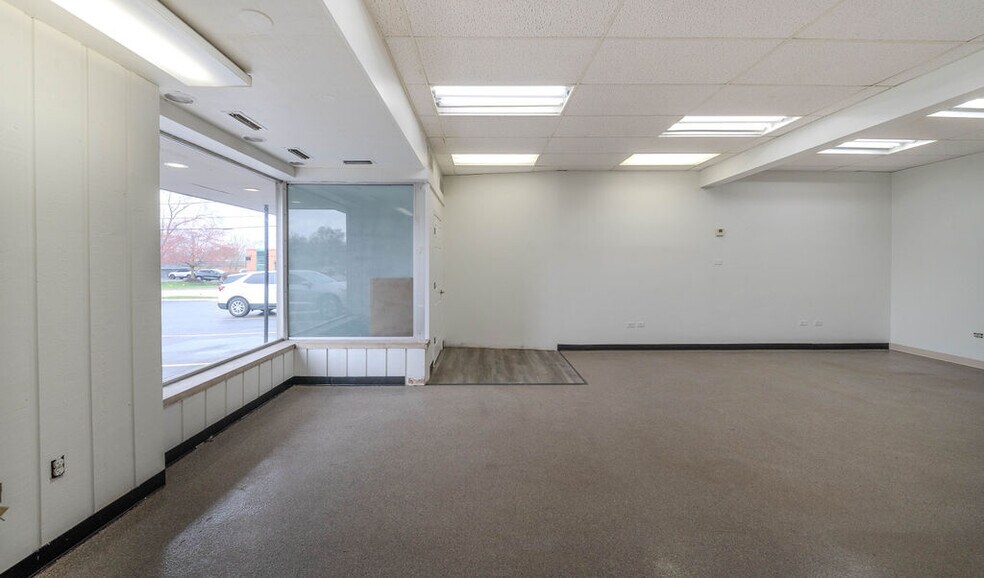 More Photos Of 670 E Calhoun St, Woodstock Flex For Lease