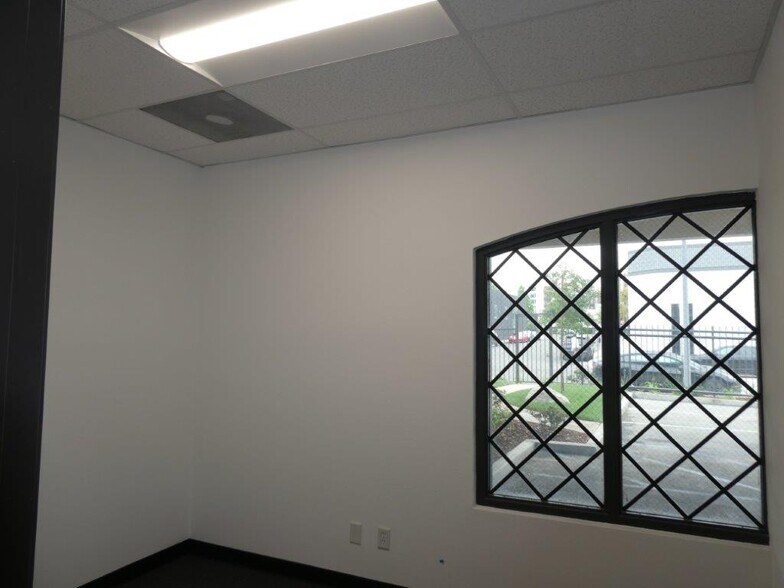 More Photos Of 1411 Railroad St, Glendale Warehouse For Lease