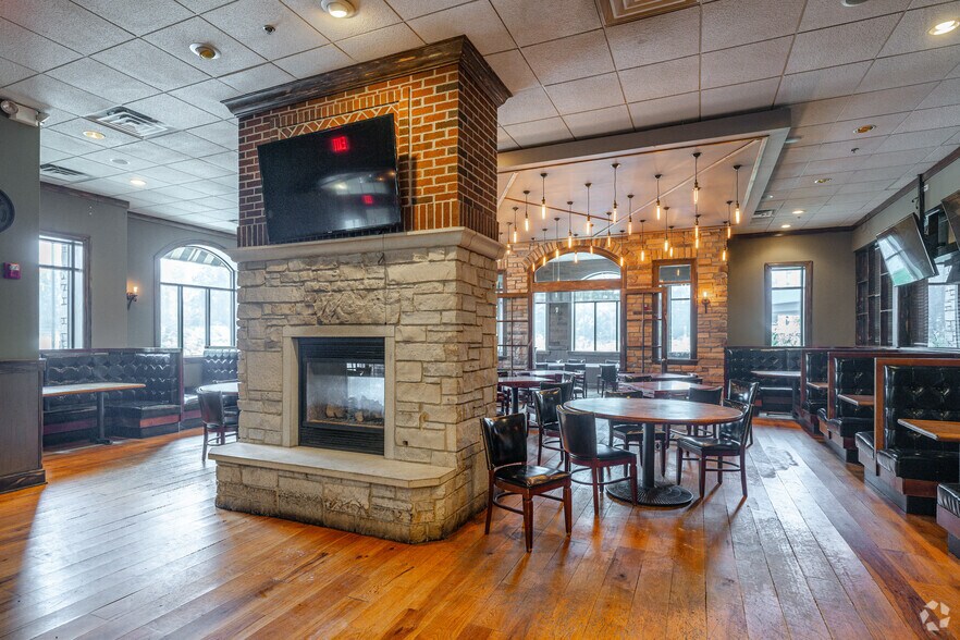 More Photos Of 1501 S IL Route 31, Mchenry Restaurant For Lease