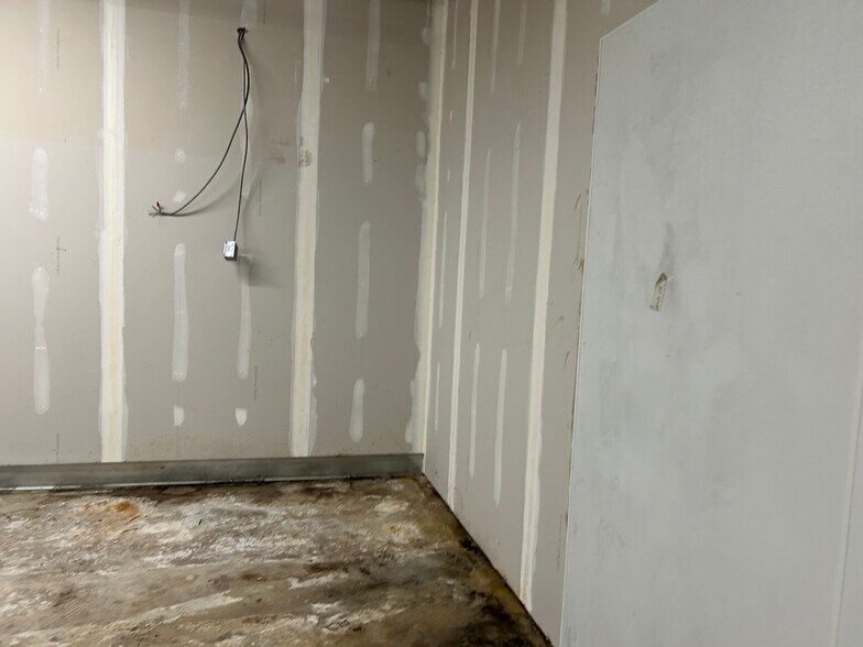 More Photos Of 165 S Main St, Allendale Freestanding For Lease