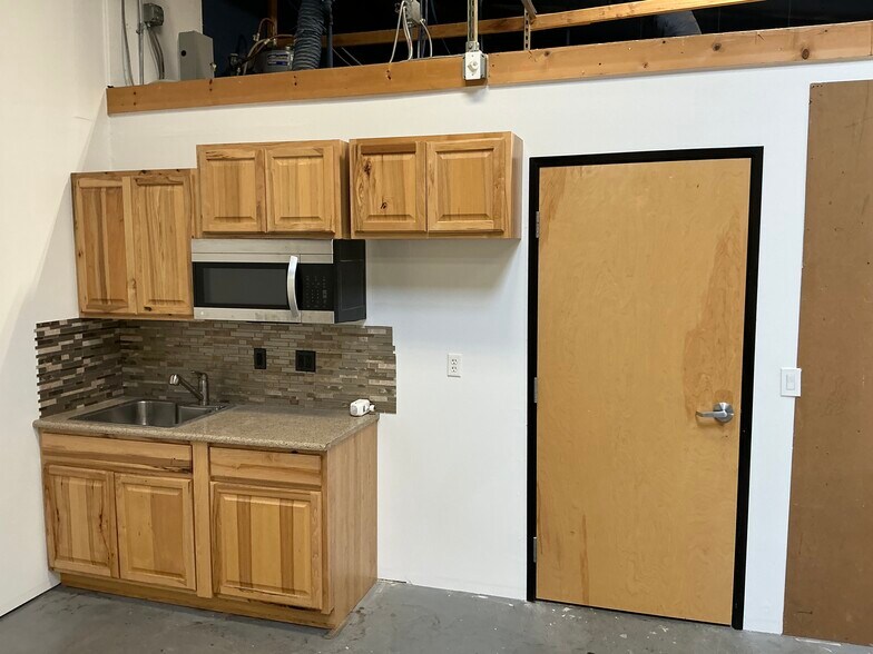 More Photos Of 5293 NE Elam Young Pky, Hillsboro Showroom For Lease