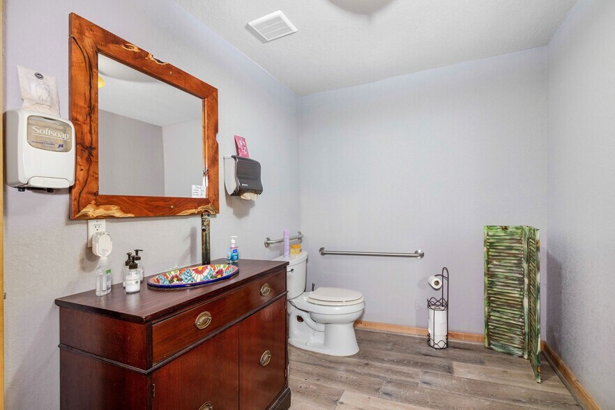 More Photos Of 517 E Brazos Ave, West Columbia Freestanding For Sale