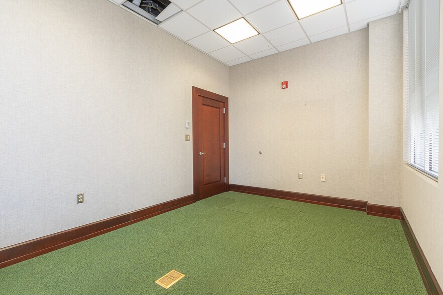 More Photos Of 129 N Main St, Anderson Office For Lease