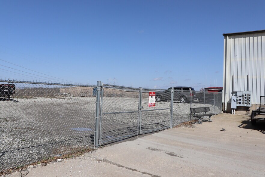 More Photos Of 1500 S 169 Hwy, Smithville Manufacturing For Lease