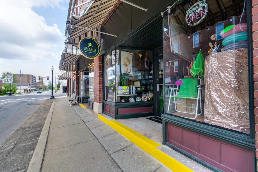 More Photos Of 121-127 E Main St, Ravenna Storefront Retail Office For Sale