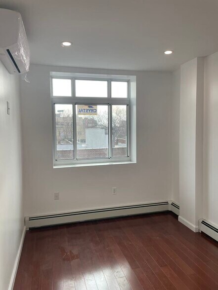 More Photos Of 13440 Blossom Ave, Flushing Office For Sale