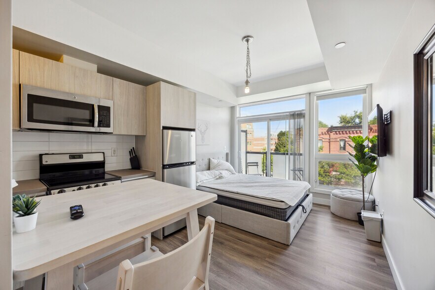 More Photos Of 335 College St, Toronto Apartments For Sale