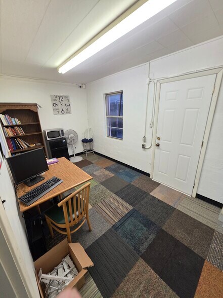 More Photos Of 402-412 S State Highway 5, Versailles General Retail For Sale