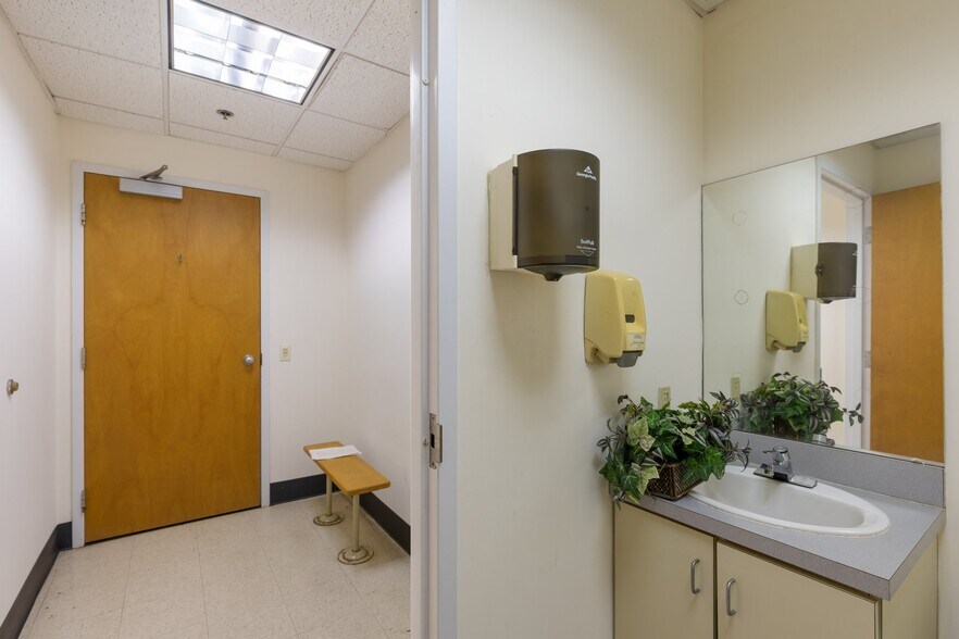 More Photos Of 19-25 Main St, Hartford Office Residential For Sale