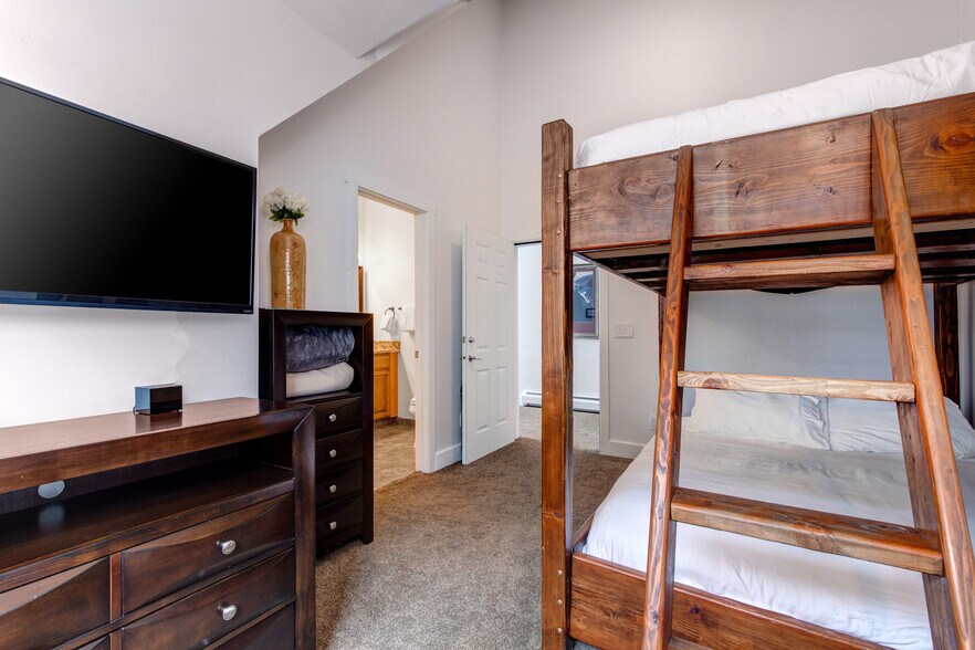 More Photos Of 1469 Woodside Ave, Park City Lodge Meeting Hall For Sale