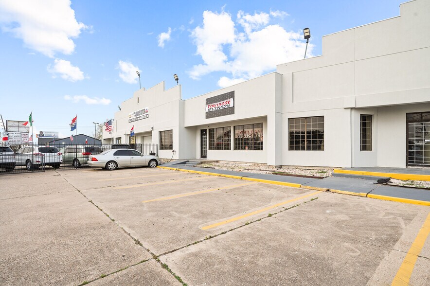More Photos Of 1710 Highway 6, Houston Storefront For Lease