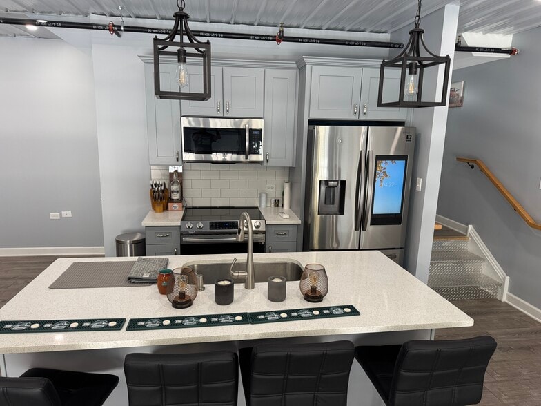 More Photos Of 2244 Ferry Rd, Naperville Flex For Sale