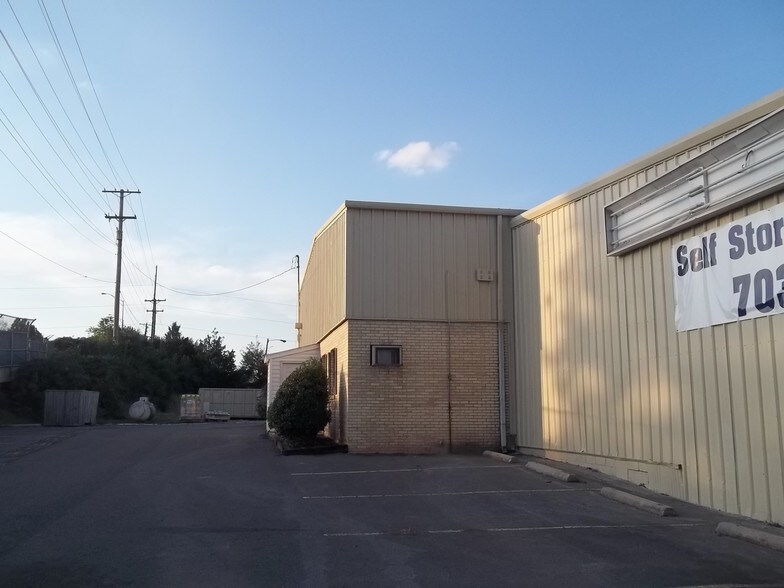 More Photos Of 9151 Liberia Ave, Manassas Warehouse For Lease