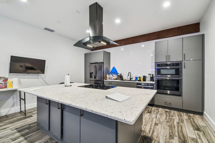 More Photos Of 14915 N Nebraska Ave, Tampa Showroom For Sale