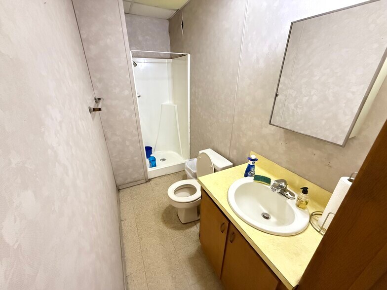 More Photos Of 11104 N Lamar Blvd, Austin Showroom For Lease