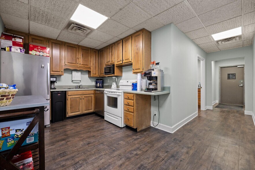 More Photos Of 1801 E 23rd St, Chattanooga Light Distribution For Lease