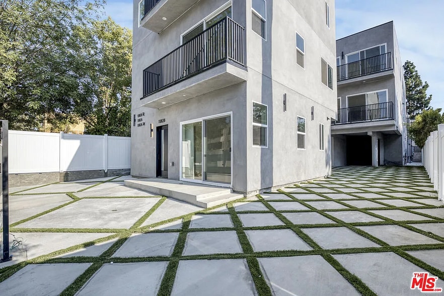 More Photos Of 10826 Hesby St, North Hollywood Apartments For Sale