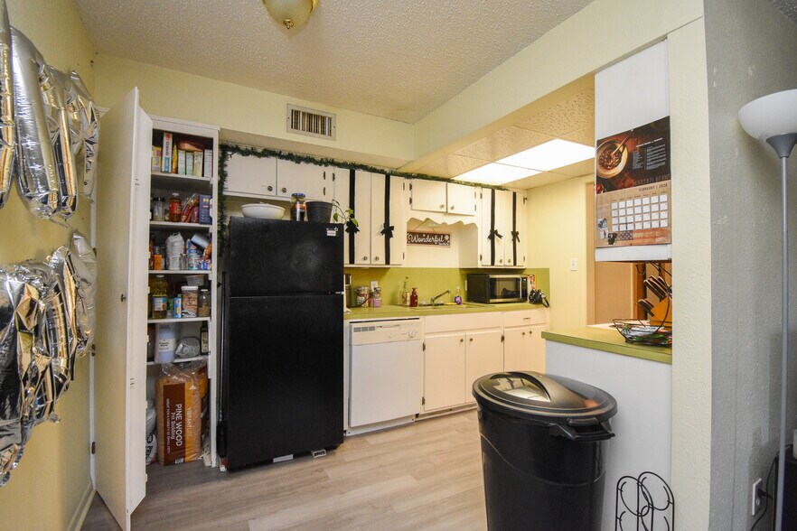 More Photos Of 1805 Rosemary Ave, Victoria Apartments For Sale