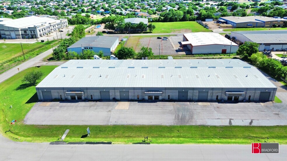 More Photos Of 1000-1008 N Commercial Blvd, Arlington Warehouse For Lease