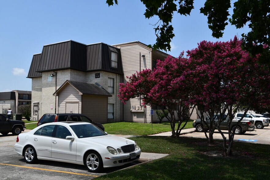 Primary Photo Of 206 Plaza Verde Dr, Houston Apartments For Sale