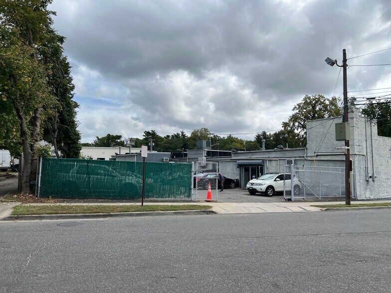 More Photos Of 195 Northern Blvd, Great Neck Auto Dealership For Sale