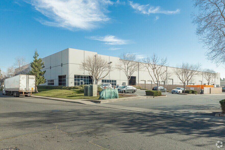 More Photos Of 8440 Rovana Cir, Sacramento Warehouse For Lease