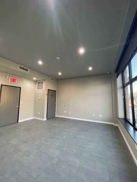 More Photos Of 194 Gordon St, Staten Island Showroom For Lease