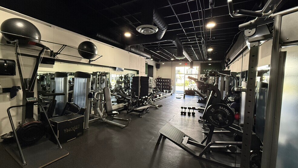 More Photos Of 4000-4004 Sports Arena Blvd, San Diego Freestanding For Lease