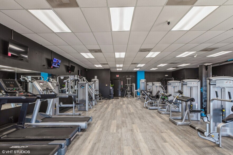 More Photos Of 366-380 Bank Dr, Mchenry Restaurant For Lease