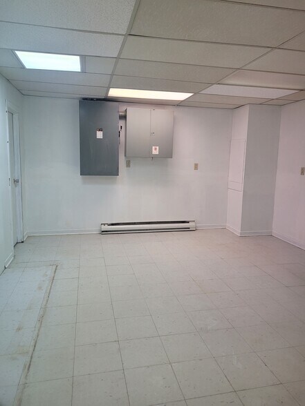 More Photos Of 170 Rue Jarry E, Montréal Storefront Retail Office For Lease