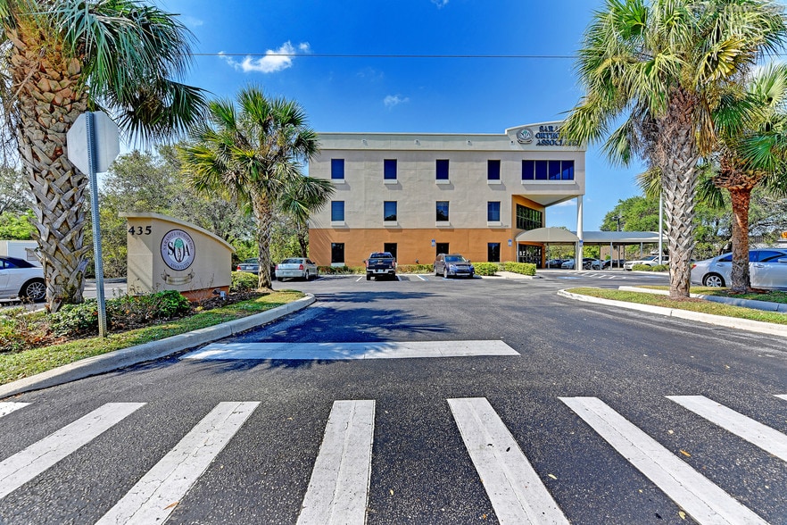 More Photos Of 435 Commercial Ct, Venice Medical For Lease