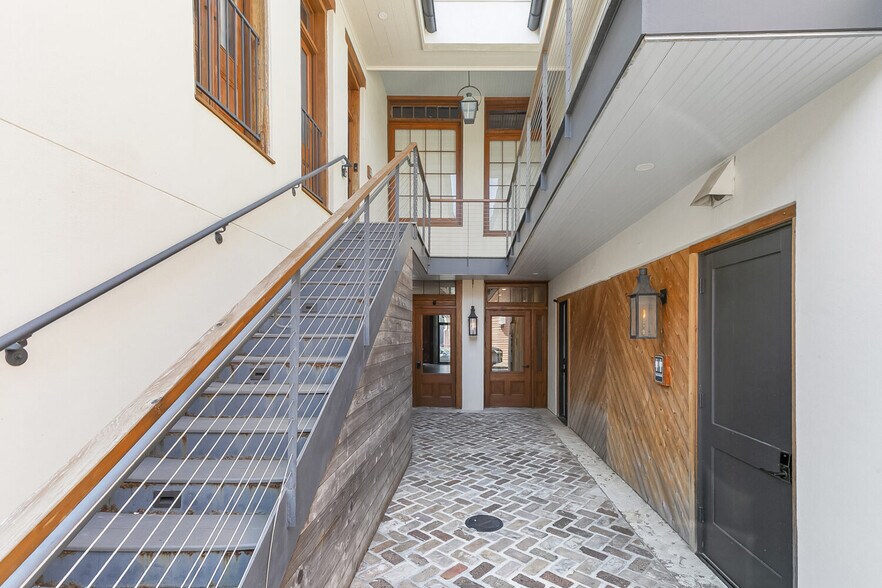 More Photos Of 1600 Prytania St, New Orleans Freestanding For Lease