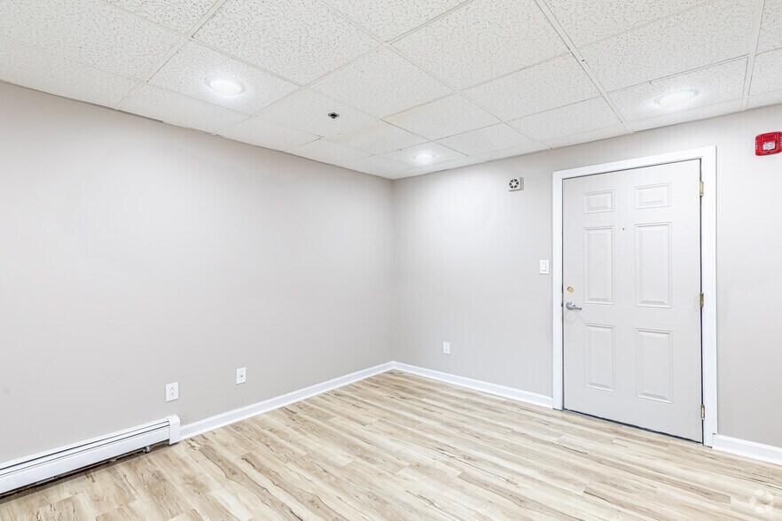 More Photos Of 82 Main St, East Hampton Apartments For Lease