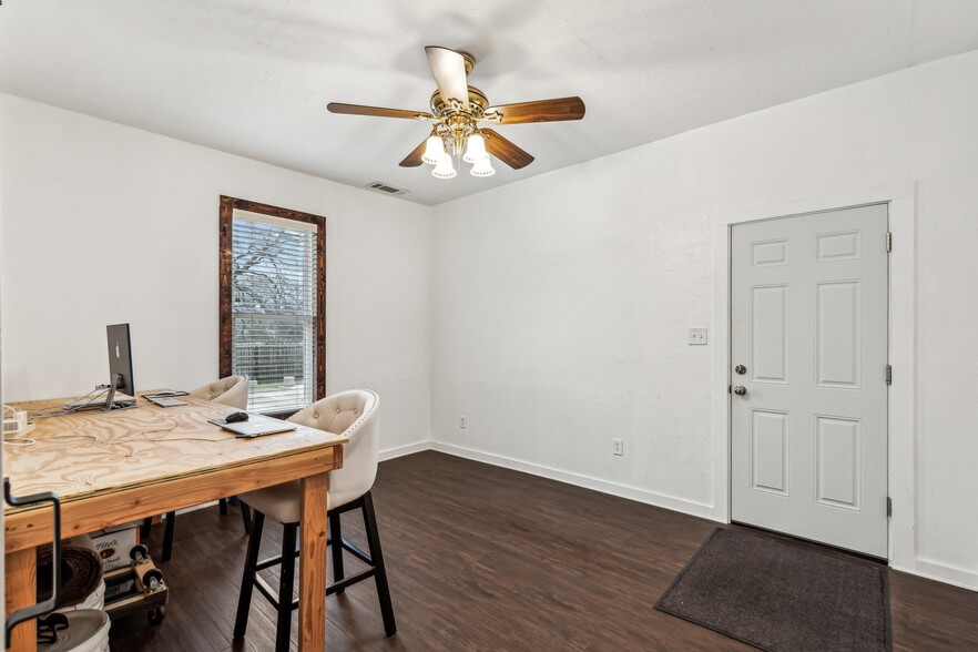 More Photos Of 512 N Travis St, Granbury Hospitality For Sale