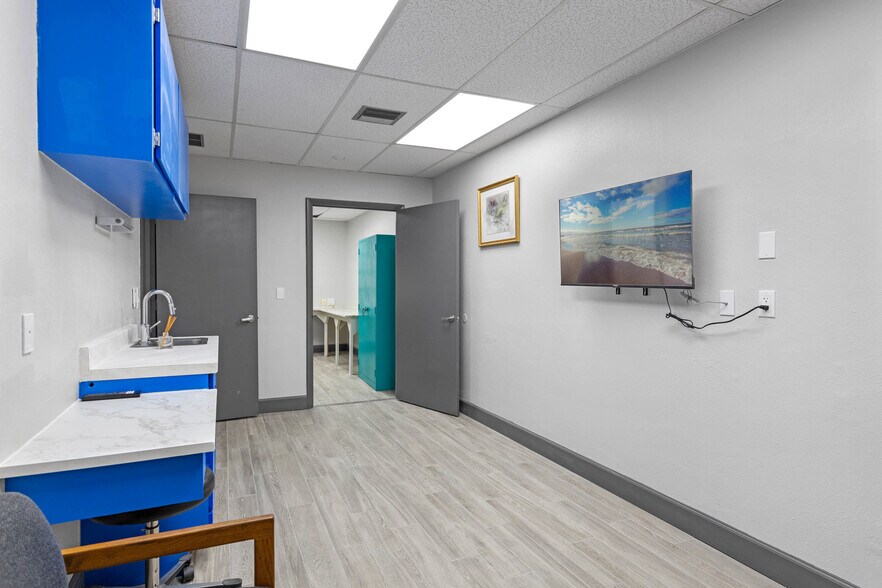 More Photos Of 901 N Grove St, Eustis Office For Sale