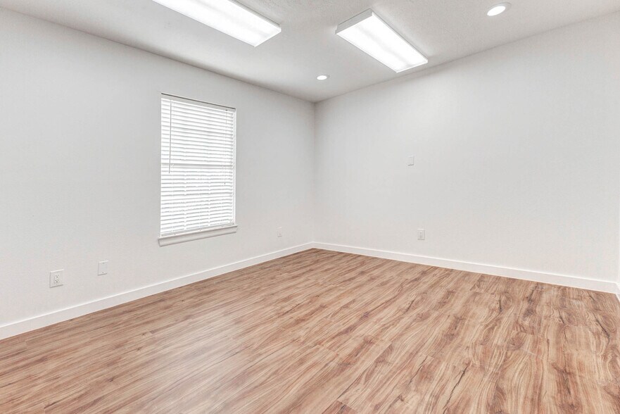 More Photos Of 1324 Avenue D, Katy Medical For Sale