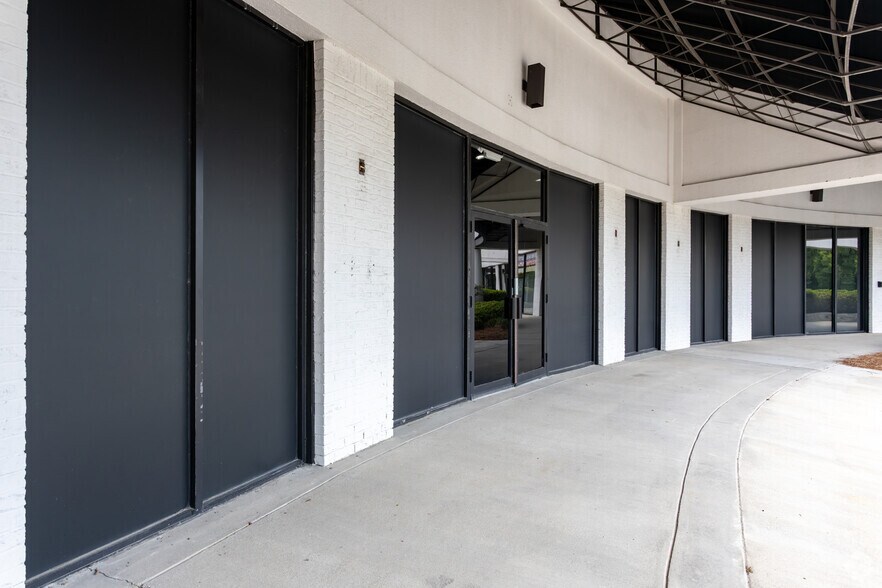 More Photos Of 5442 Frontage Rd, Forest Park Showroom For Lease
