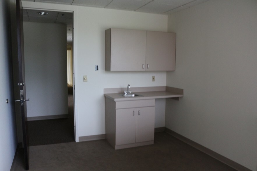 More Photos Of 3201 W White Oaks Dr, Springfield Office For Sale