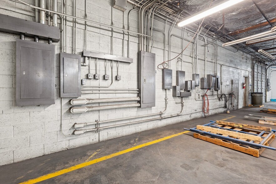 More Photos Of 815 W Geneva Dr, Tempe Manufacturing For Sale