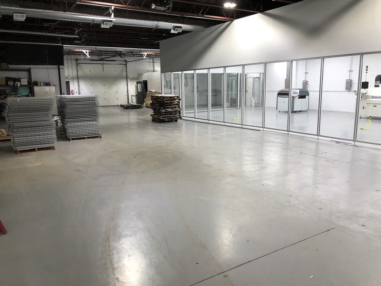 More Photos Of 3755 N Dunlap St, Arden Hills Light Manufacturing For Lease