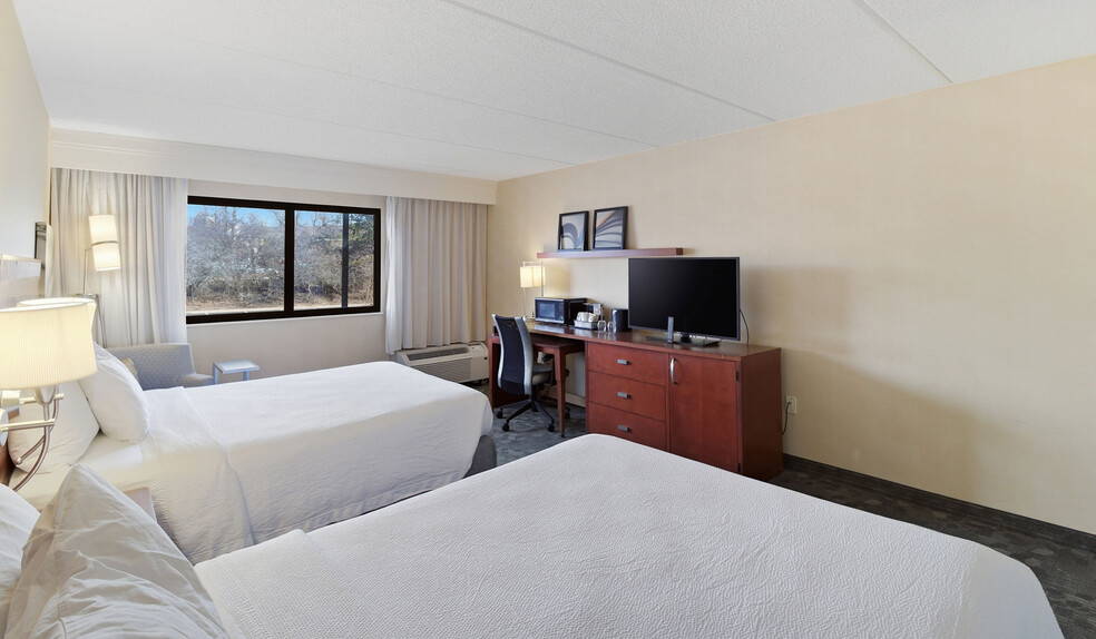 More Photos Of 7676 East State St, Rockford Hotel For Sale