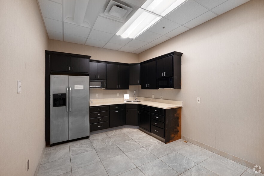 More Photos Of 9530 Marketplace Rd, Fort Myers Office For Lease