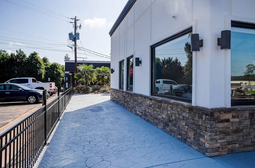 More Photos Of 5785 NE Roswell Rd, Atlanta Restaurant For Sale