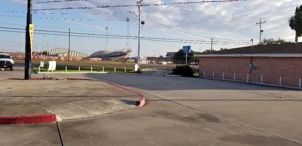 More Photos Of 13933 Northwest Blvd, Corpus Christi Auto Dealership For Lease