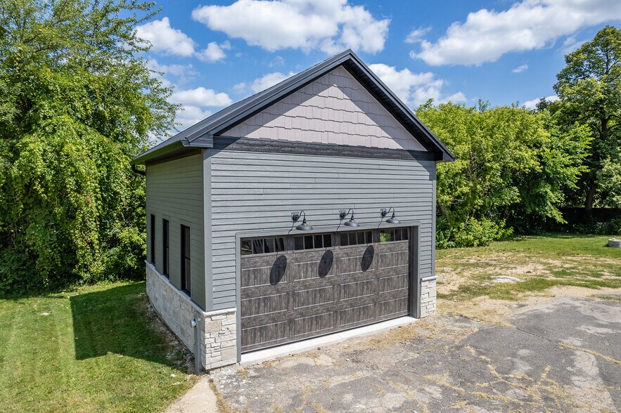 More Photos Of 336 N Spring St, Columbus Light Manufacturing For Sale