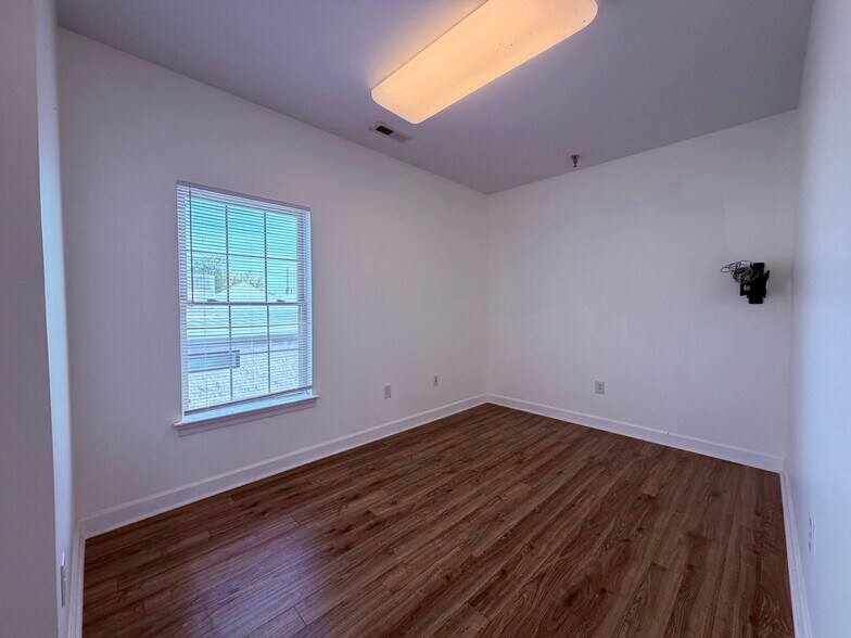 More Photos Of 5722 Hickory Plaza Dr, Nashville Office For Lease