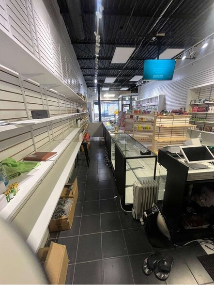 More Photos Of 232 E 47th St, Chicago General Retail For Sale