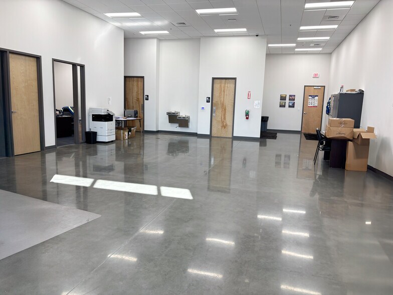 More Photos Of 4624 Belle Oaks Dr, Charlotte Warehouse For Lease